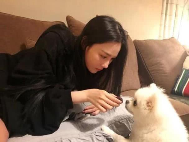 Chỉ 1 hành động, Trương Hinh Dư làm rộ nghi vấn cưới chạy bầu với sĩ quan quân đội - Ảnh 3. Chỉ 1 hành động, Trương Hinh Dư làm rộ nghi vấn cưới chạy bầu với sĩ quan quân đội - Ảnh 3.