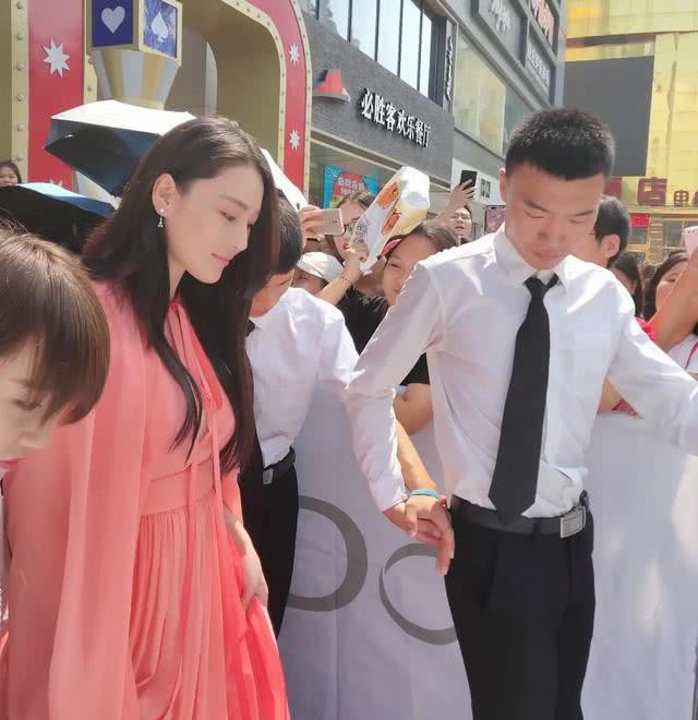 Chỉ 1 hành động, Trương Hinh Dư làm rộ nghi vấn cưới chạy bầu với sĩ quan quân đội - Ảnh 4. Chỉ 1 hành động, Trương Hinh Dư làm rộ nghi vấn cưới chạy bầu với sĩ quan quân đội - Ảnh 4.