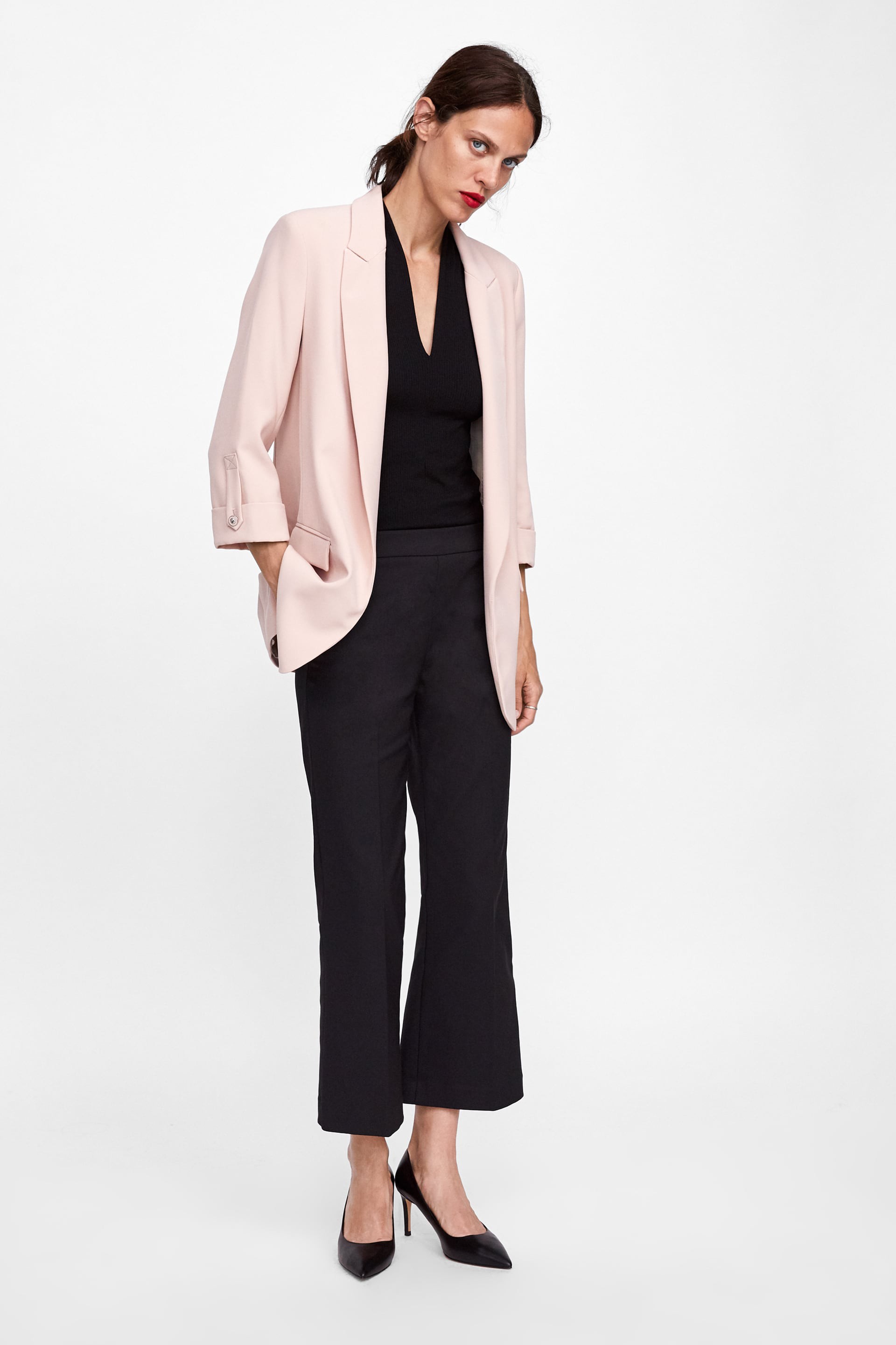 15 mẫu áo blazer của Zara, H&M... thanh lịch mà cực kỳ cá tính dành cho nàng công sở khi thời tiết đang chuyển từ hè sang thu - Ảnh 3.