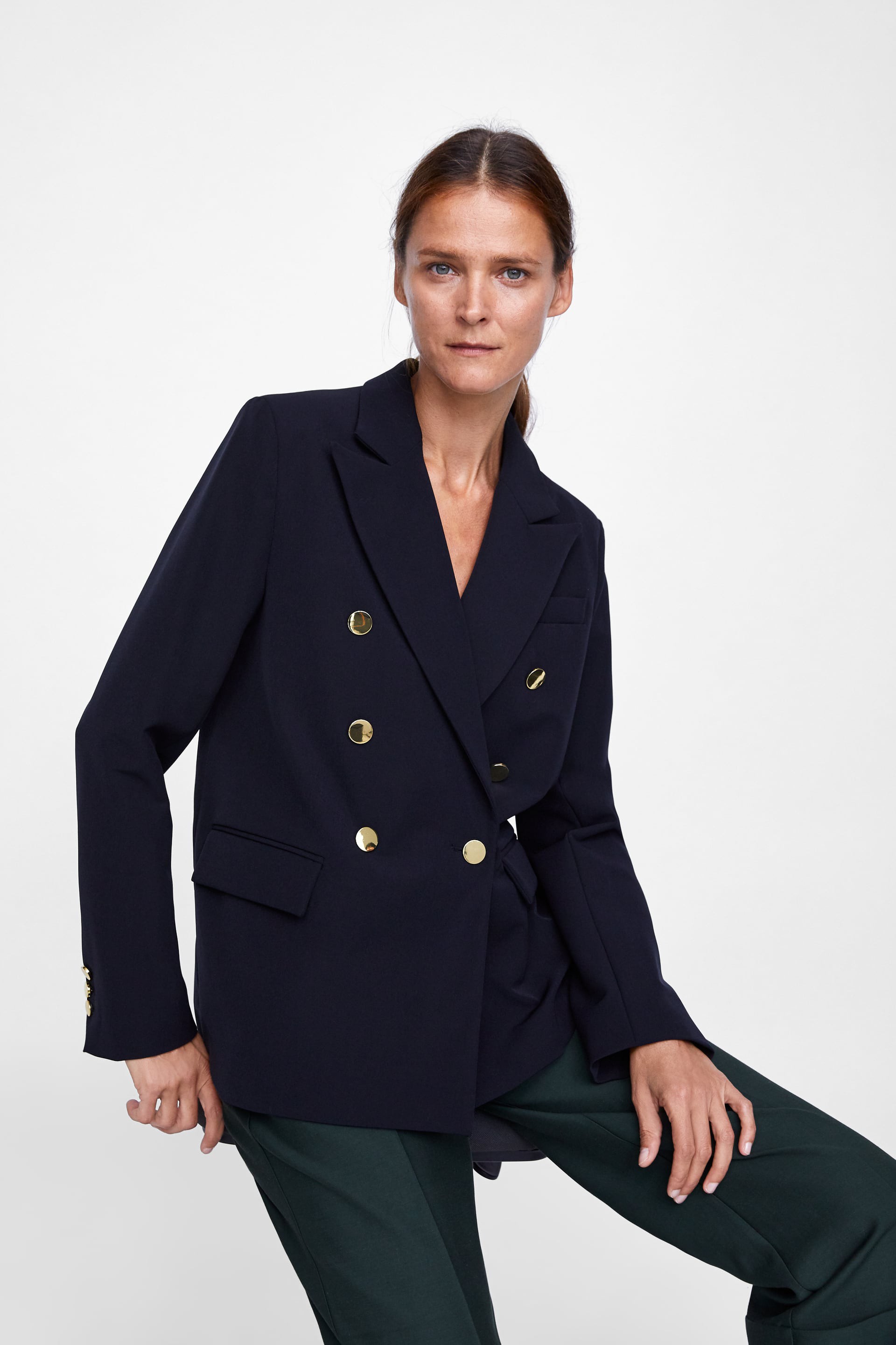 15 mẫu áo blazer của Zara, H&M... thanh lịch mà cực kỳ cá tính dành cho nàng công sở khi thời tiết đang chuyển từ hè sang thu - Ảnh 1.