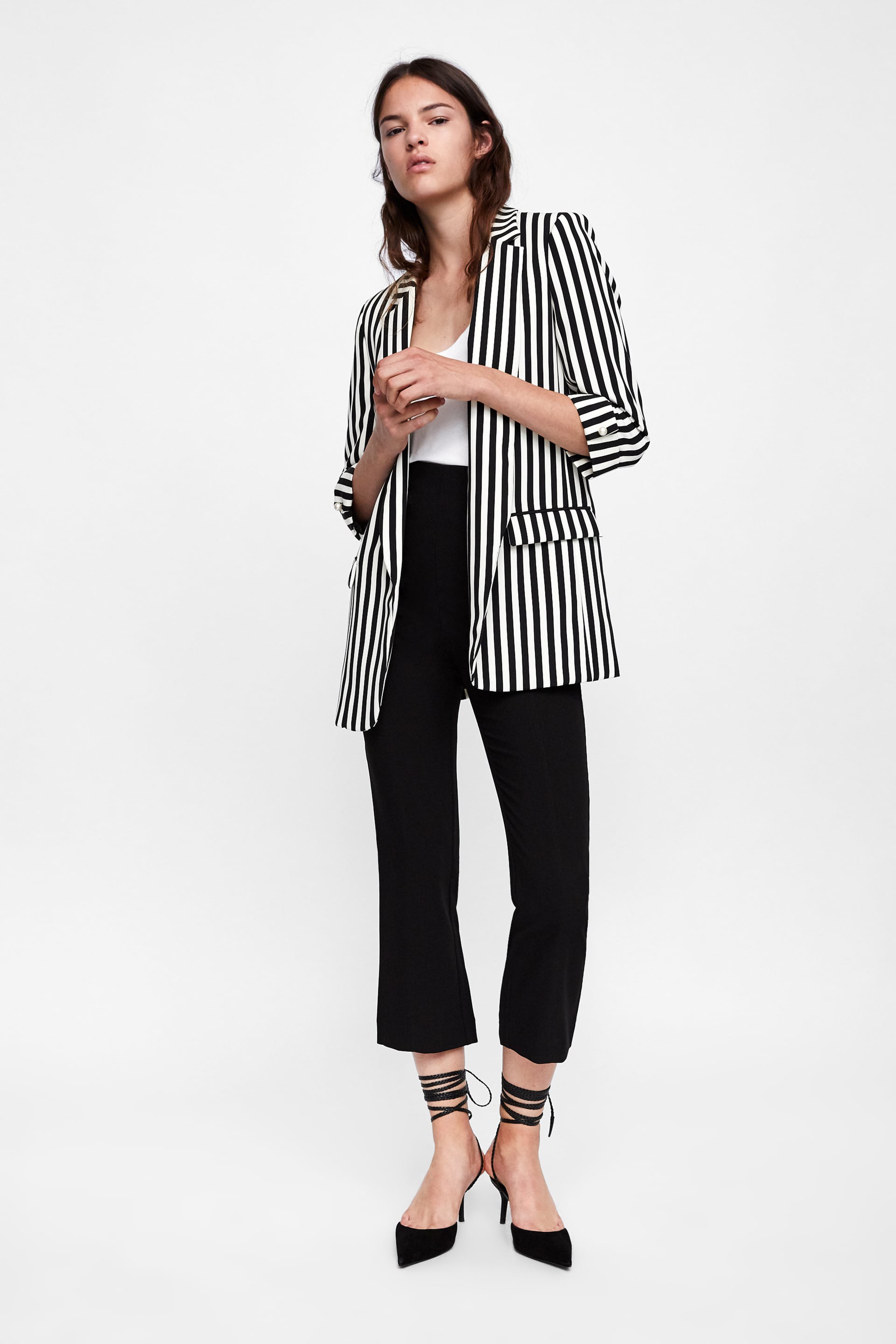 15 mẫu áo blazer của Zara, H&M... thanh lịch mà cực kỳ cá tính dành cho nàng công sở khi thời tiết đang chuyển từ hè sang thu - Ảnh 4.