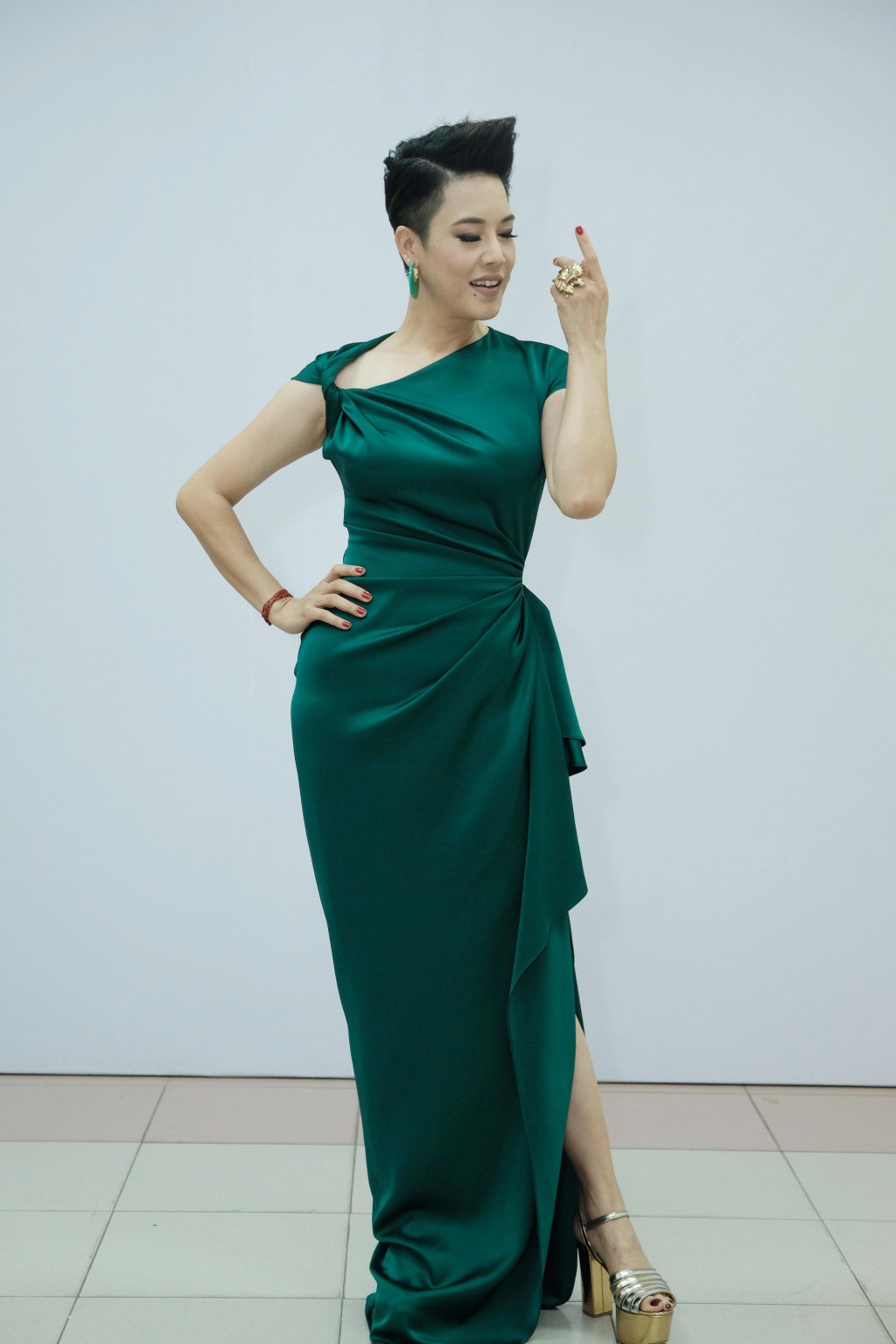 Dù gấp đôi tuổi Hoa hậu Kỳ Duyên, nhưng ca sĩ Thu Phương vẫn rất tự tin khi diện cùng một thiết kế váy này - Ảnh 2.