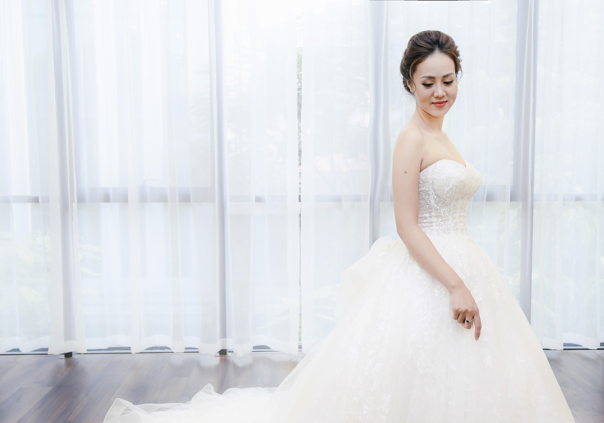 Bạn gái danh hài Công Lý bất ngờ thử váy cưới, làm cô dâu xinh đẹp - Ảnh 8.