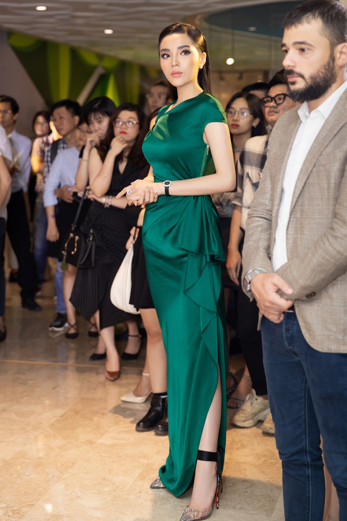 Dù gấp đôi tuổi Hoa hậu Kỳ Duyên, nhưng ca sĩ Thu Phương vẫn rất tự tin khi diện cùng một thiết kế váy này - Ảnh 3.