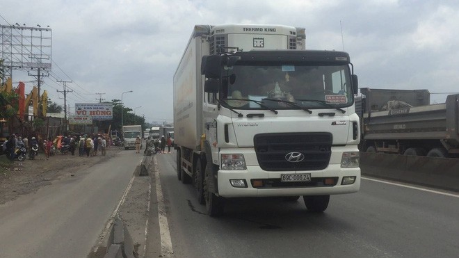 Người thân gào khóc, ôm chặt thi thể cô gái tử vong trên quốc lộ 1 sau va chạm với xe tải - Ảnh 1.