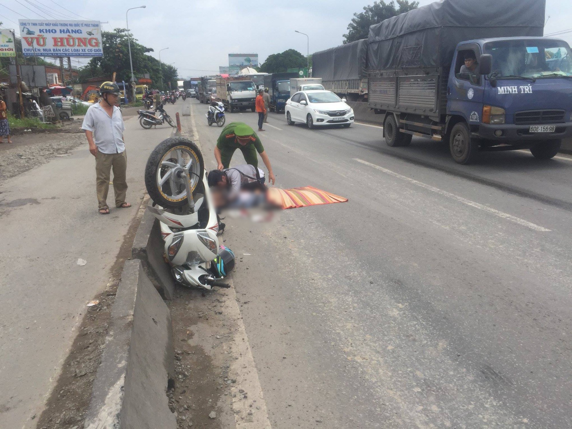 Người thân gào khóc, ôm chặt thi thể cô gái tử vong trên quốc lộ 1 sau va chạm với xe tải - Ảnh 3.