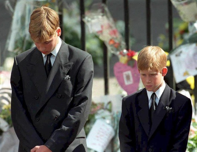 Bất chấp bị chỉ trích thậm tệ, Thái tử Charles đưa ra quyết định đi ngược lòng dân sau cái chết của Công nương Diana vì hai con trai mình - Ảnh 2.