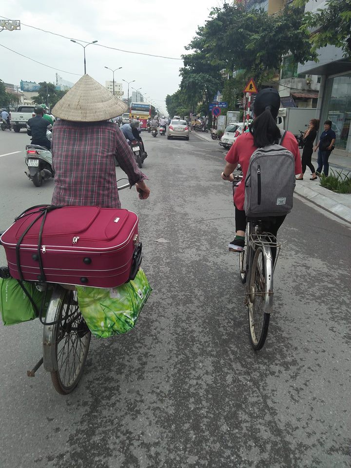 Cùng con đi khắp thế gian - Khoảnh khắc mẹ nón rách, xe đạp cà tàng nhập học cho con khiến dân mạng xúc động - Ảnh 2.