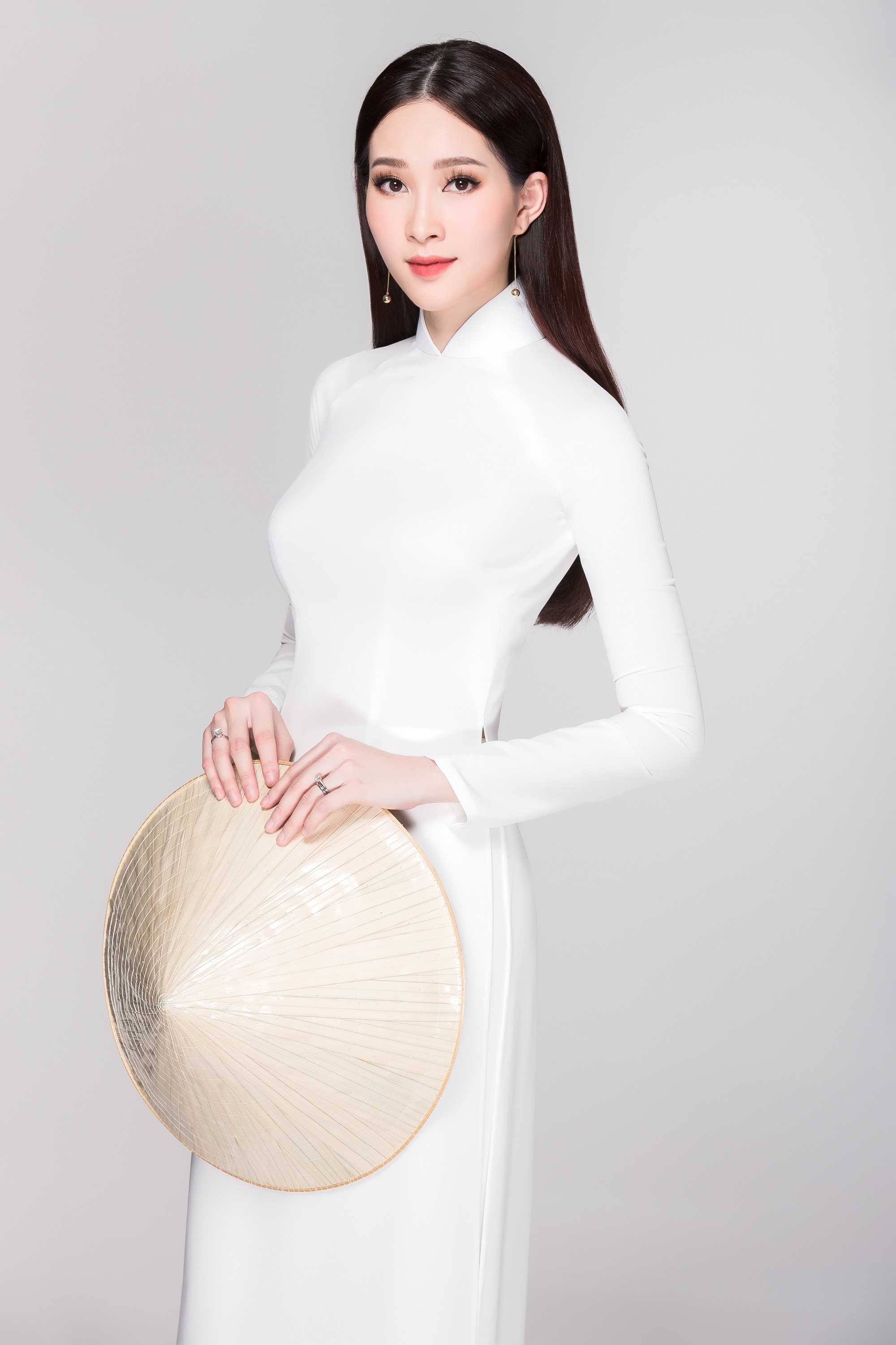 Không váy áo gợi cảm, Hoa hậu Kỳ Duyên, Đặng Thu Thảo lại gợi nhớ cả bầu trời thanh xuân khi diện áo dài trắng nữ sinh - Ảnh 2.