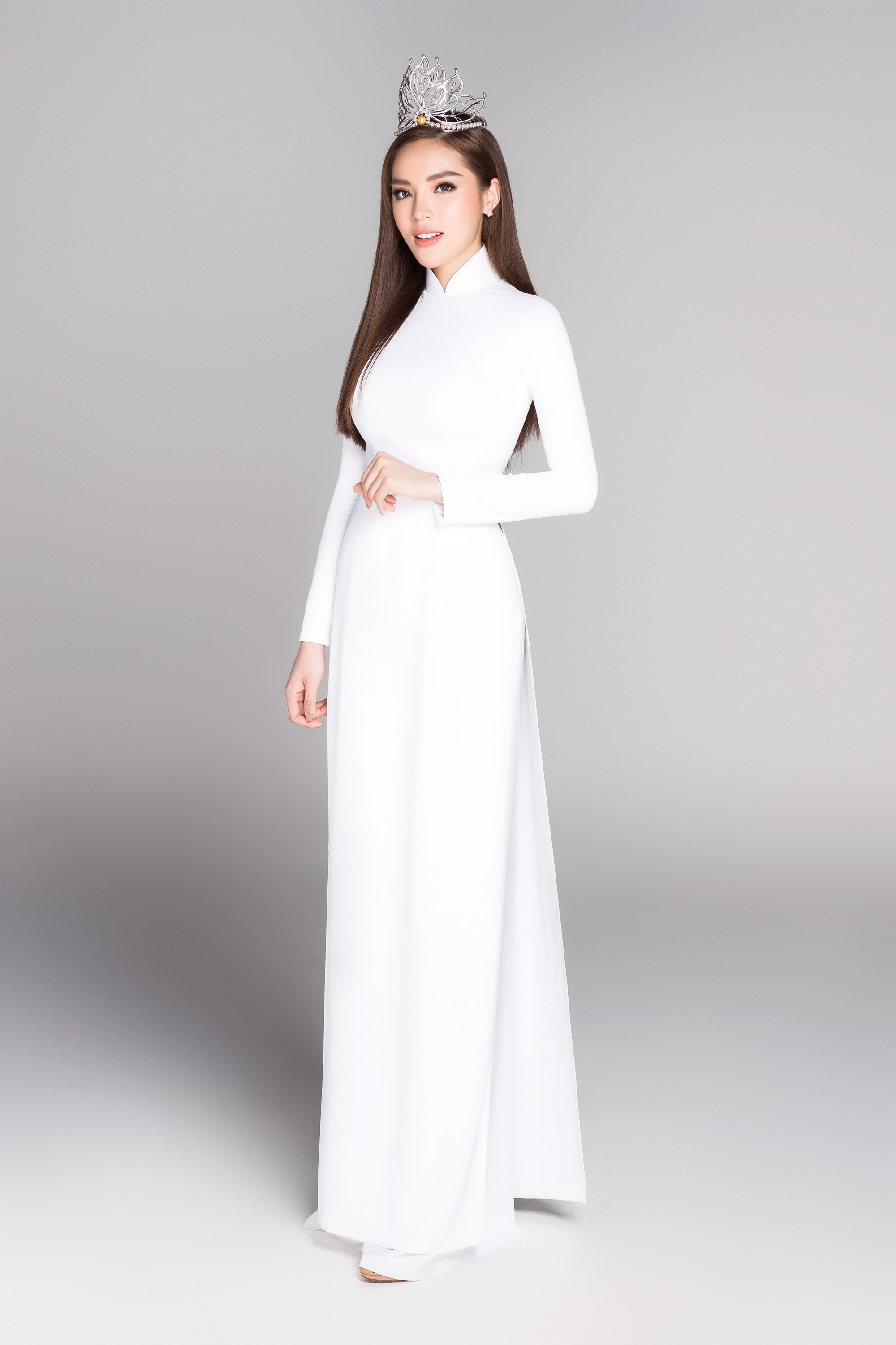Không váy áo gợi cảm, Hoa hậu Kỳ Duyên, Đặng Thu Thảo lại gợi nhớ cả bầu trời thanh xuân khi diện áo dài trắng nữ sinh - Ảnh 1.