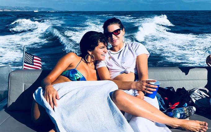 Mặc kệ hôn thê của bạn trai cũ lo ngay ngáy, Selena Gomez vẫn vui vẻ diện bikini đi tắm biển với trai đẹp  - Ảnh 6.