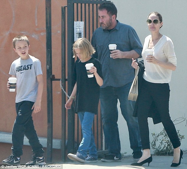 Pax Thiên vui vẻ đi chơi cùng mẹ và các em giữa ồn ào căng thẳng với bố Brad Pitt  - Ảnh 3.