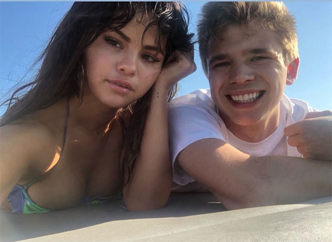 Mặc kệ hôn thê của bạn trai cũ lo ngay ngáy, Selena Gomez vẫn vui vẻ diện bikini đi tắm biển với trai đẹp  - Ảnh 4.
