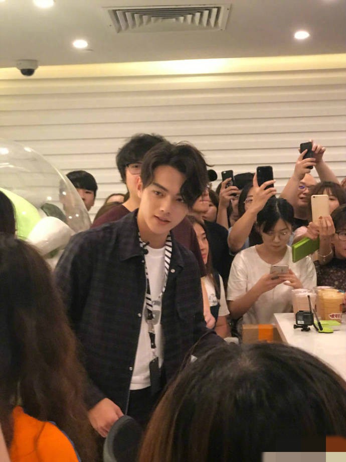 Phu Sat Pho Háº±ng Há»©a Kháº£i Qua á»'ng Kinh Fan Chá»¥p Ä'áº¹p Trai Va Khi Cháº¥t Ngá»i Ngá»i
