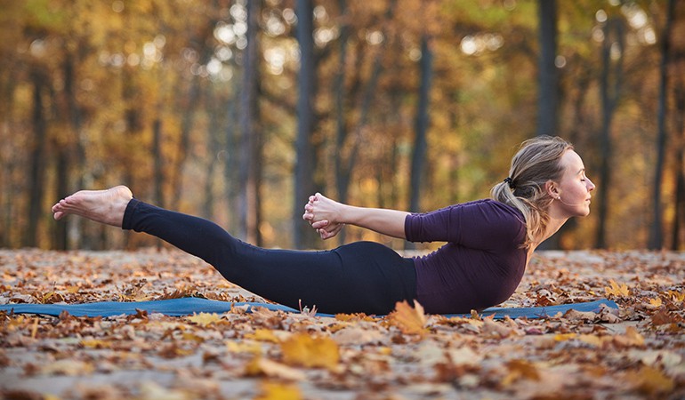 Ngay từ tối nay tập ngay 8 tư thế yoga này để sở hữu bụng phẳng, eo thon săn chắc - Ảnh 9.