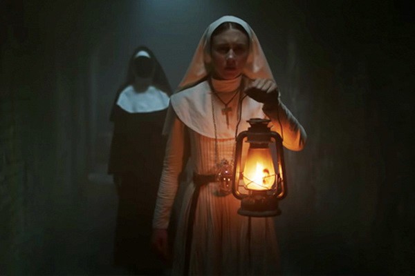 Ma sơ Valak lại làm khán giả sợ phát khiếp trong clip mới của The Nun - Ảnh 3.