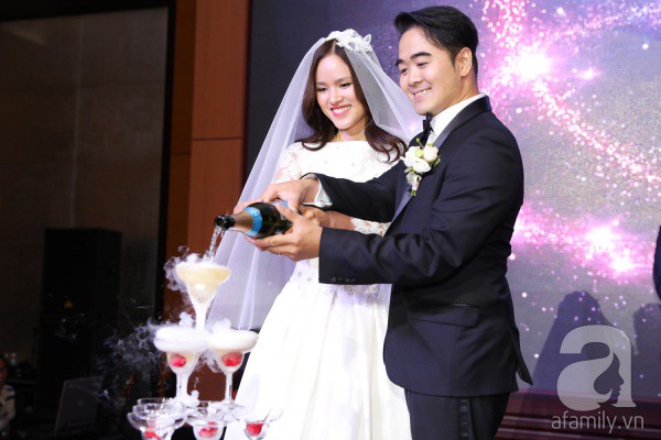 Á quân Next Top Model 2010 Tuyết Lan hôn đắm đuối chú rể Việt kiều trong hôn lễ tràn ngập hoa hồng   - Ảnh 2.
