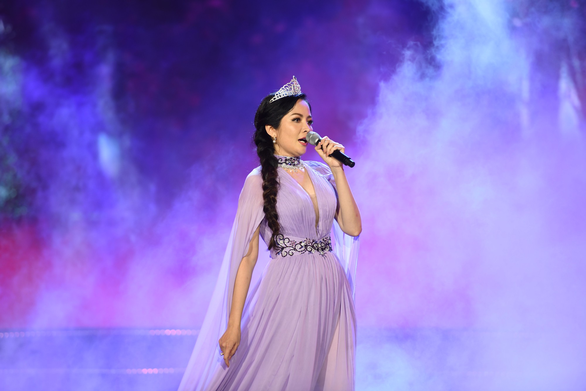 Dàn Hoa hậu đồng loạt hát trong Gala 30 năm HHVN: Đỗ Mỹ Linh nổi bật nhất khi mở màn cực hoành tráng và lộng lẫy như nữ thần - Ảnh 6.