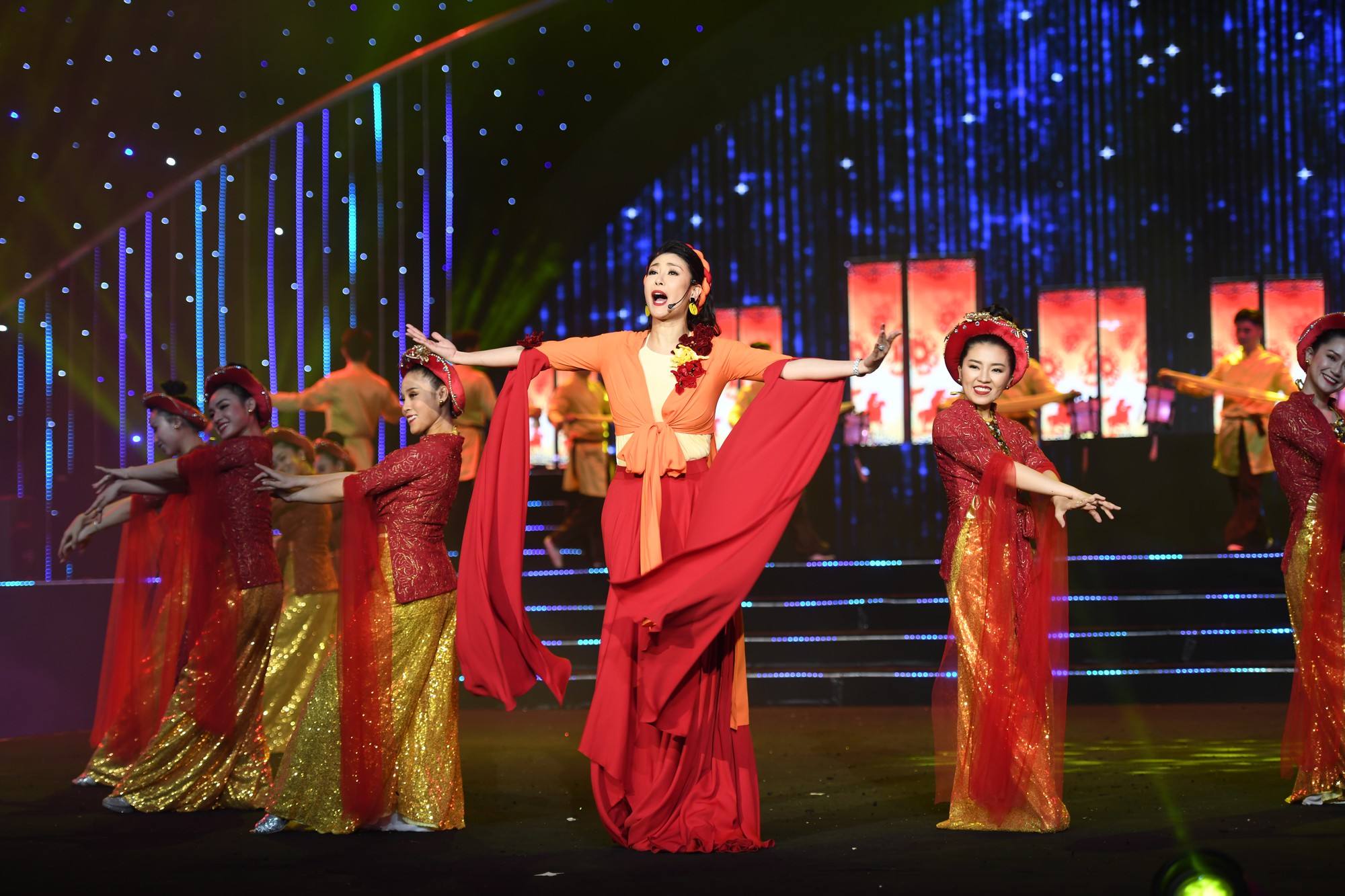 Dàn Hoa hậu đồng loạt hát trong Gala 30 năm HHVN: Đỗ Mỹ Linh nổi bật nhất khi mở màn cực hoành tráng và lộng lẫy như nữ thần - Ảnh 8.