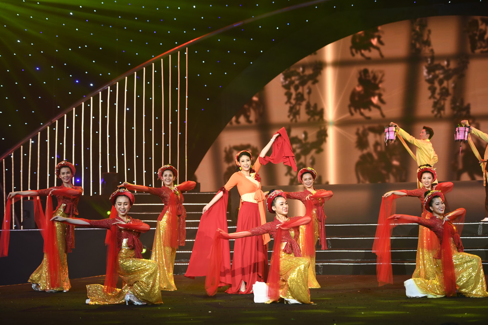 Dàn Hoa hậu đồng loạt hát trong Gala 30 năm HHVN: Đỗ Mỹ Linh nổi bật nhất khi mở màn cực hoành tráng và lộng lẫy như nữ thần - Ảnh 10.
