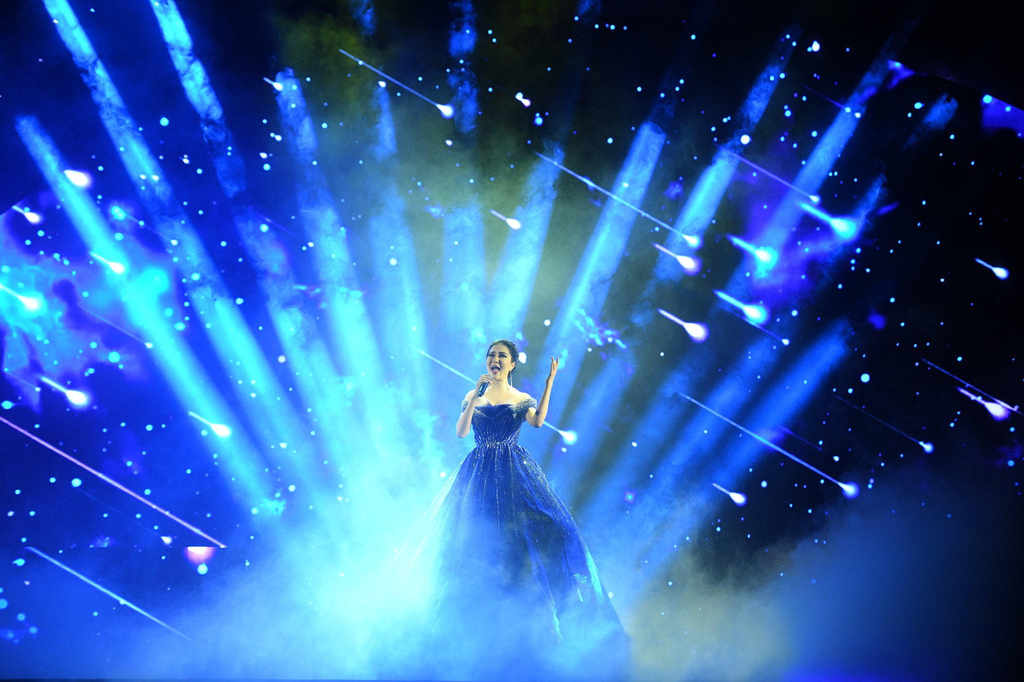Trở lại 14 năm sau đăng quang, Hoa hậu Nguyễn Thị Huyền hát tiếng Anh cực chuẩn trên sân khấu Hoa Hậu Việt Nam - Ảnh 1.