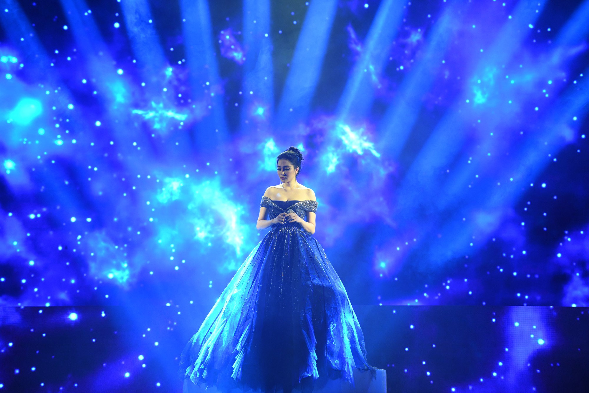 Trở lại 14 năm sau đăng quang, Hoa hậu Nguyễn Thị Huyền hát tiếng Anh cực chuẩn trên sân khấu Hoa Hậu Việt Nam - Ảnh 4.