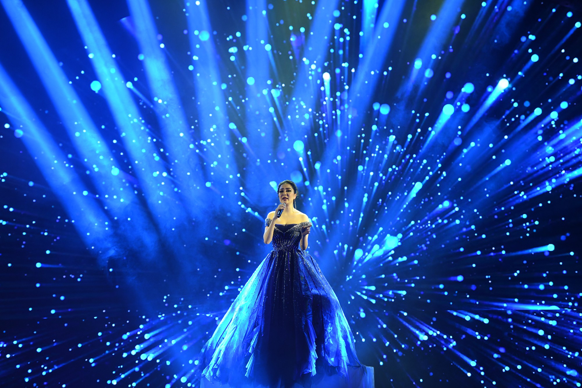 Trở lại 14 năm sau đăng quang, Hoa hậu Nguyễn Thị Huyền hát tiếng Anh cực chuẩn trên sân khấu Hoa Hậu Việt Nam - Ảnh 6.