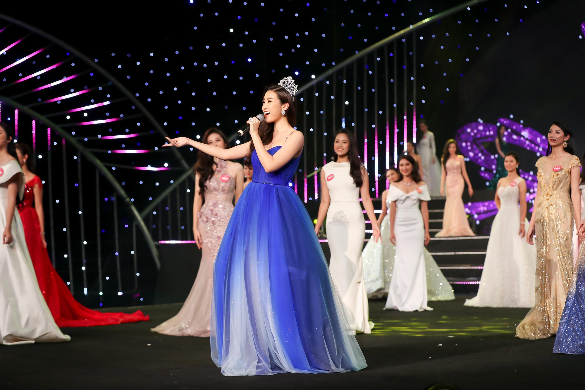Dàn Hoa hậu đồng loạt hát trong Gala 30 năm HHVN: Đỗ Mỹ Linh nổi bật nhất khi mở màn cực hoành tráng và lộng lẫy như nữ thần - Ảnh 2.