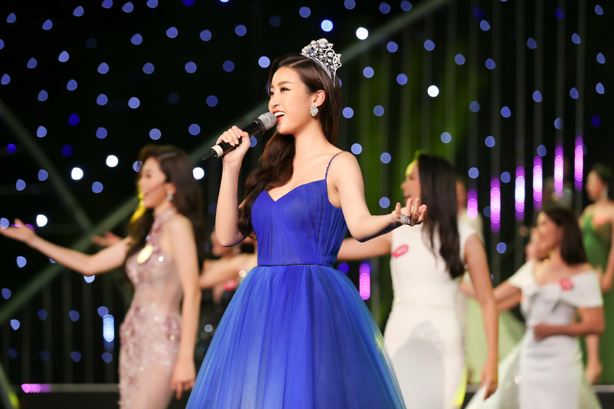 Dàn Hoa hậu đồng loạt hát trong Gala 30 năm HHVN: Đỗ Mỹ Linh nổi bật nhất khi mở màn cực hoành tráng và lộng lẫy như nữ thần - Ảnh 3.