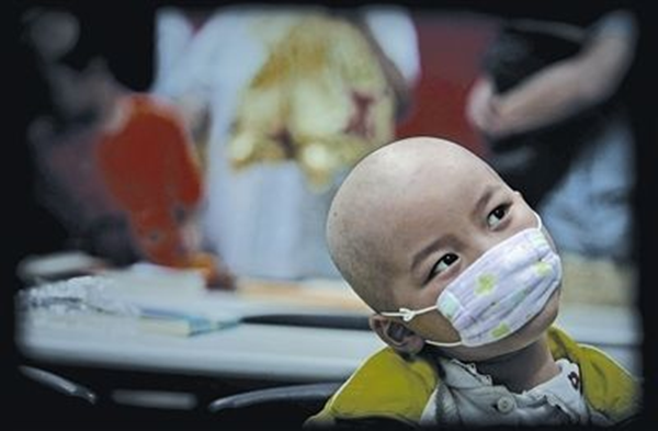 Bé gái 8 tuổi đã bị mắc bệnh ung thư, nguyên nhân vì nhiễm độc từ các đồ vật trong nhà - Ảnh 1.