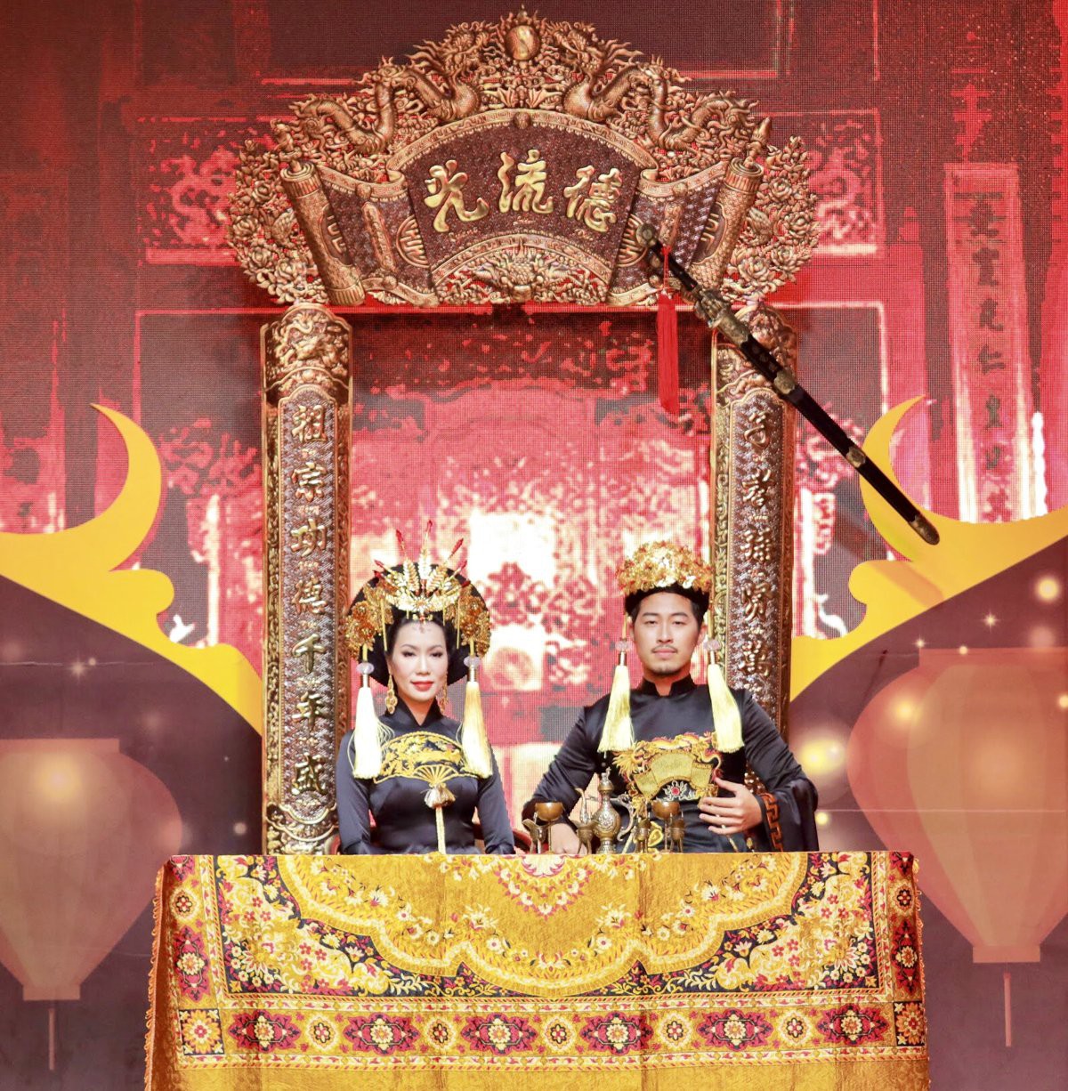 Diện áo dài long phụng cầu kỳ, Á hậu Trịnh Kim Chi hớn hở khoe chị gái  - Ảnh 8.
