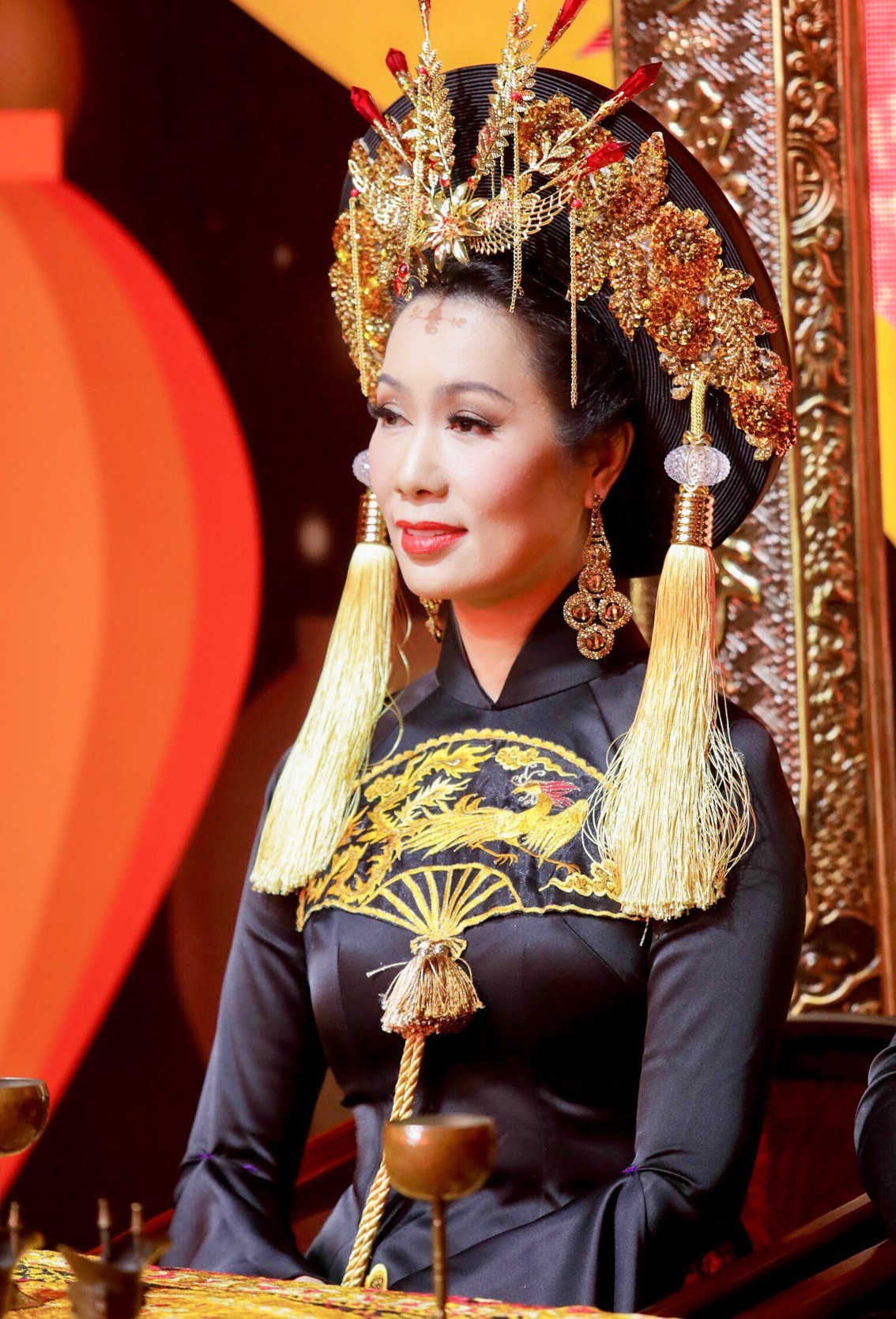 Diện áo dài long phụng cầu kỳ, Á hậu Trịnh Kim Chi hớn hở khoe chị gái  - Ảnh 4.