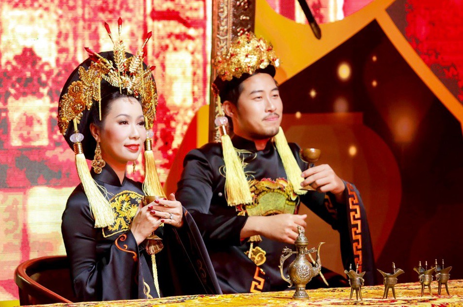Diện áo dài long phụng cầu kỳ, Á hậu Trịnh Kim Chi hớn hở khoe chị gái  - Ảnh 7.