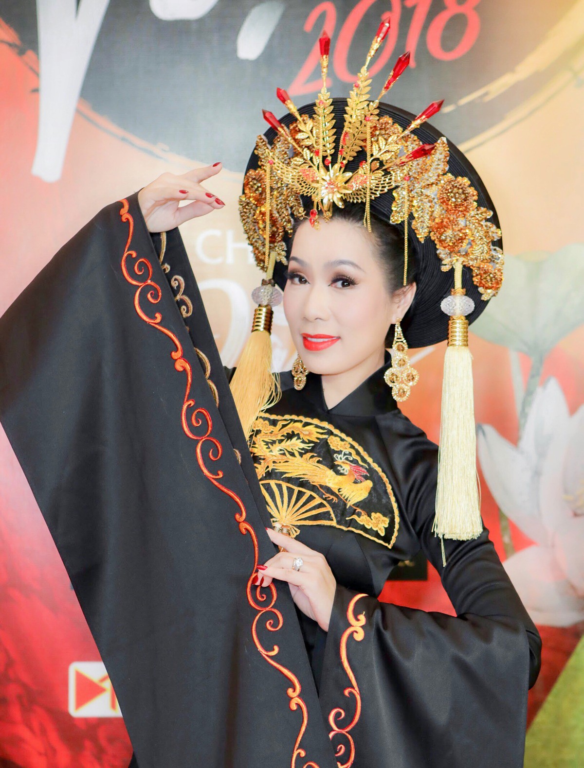 Diện áo dài long phụng cầu kỳ, Á hậu Trịnh Kim Chi hớn hở khoe chị gái  - Ảnh 5.