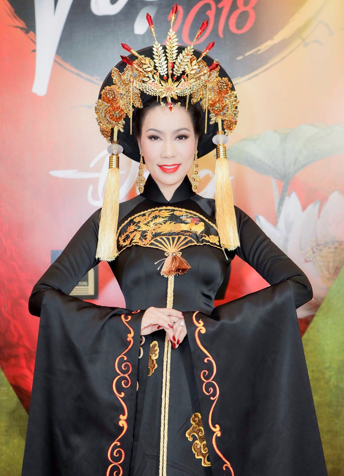 Diện áo dài long phụng cầu kỳ, Á hậu Trịnh Kim Chi hớn hở khoe chị gái  - Ảnh 1.