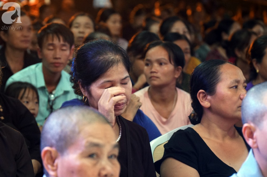 Hàng nghìn người con nghẹn ngào khi nhắc đến công ơn cha mẹ trong lễ Vu lan báo hiếu - Ảnh 4.