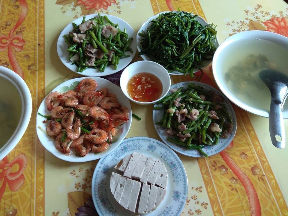 Mâm cơm gia đình tưởng bình thường ở Hà Nội bỗng gây sốt MXH vì 100 nghìn mà đầy ắp thịt, tôm - Ảnh 2.