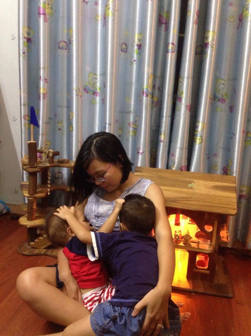 Mẹ Việt chia sẻ bí quyết dành 2 tiếng mỗi ngày cho con bú mẹ trực tiếp để nuôi bú song song hai con 4 tuổi và 20 tháng - Ảnh 2.