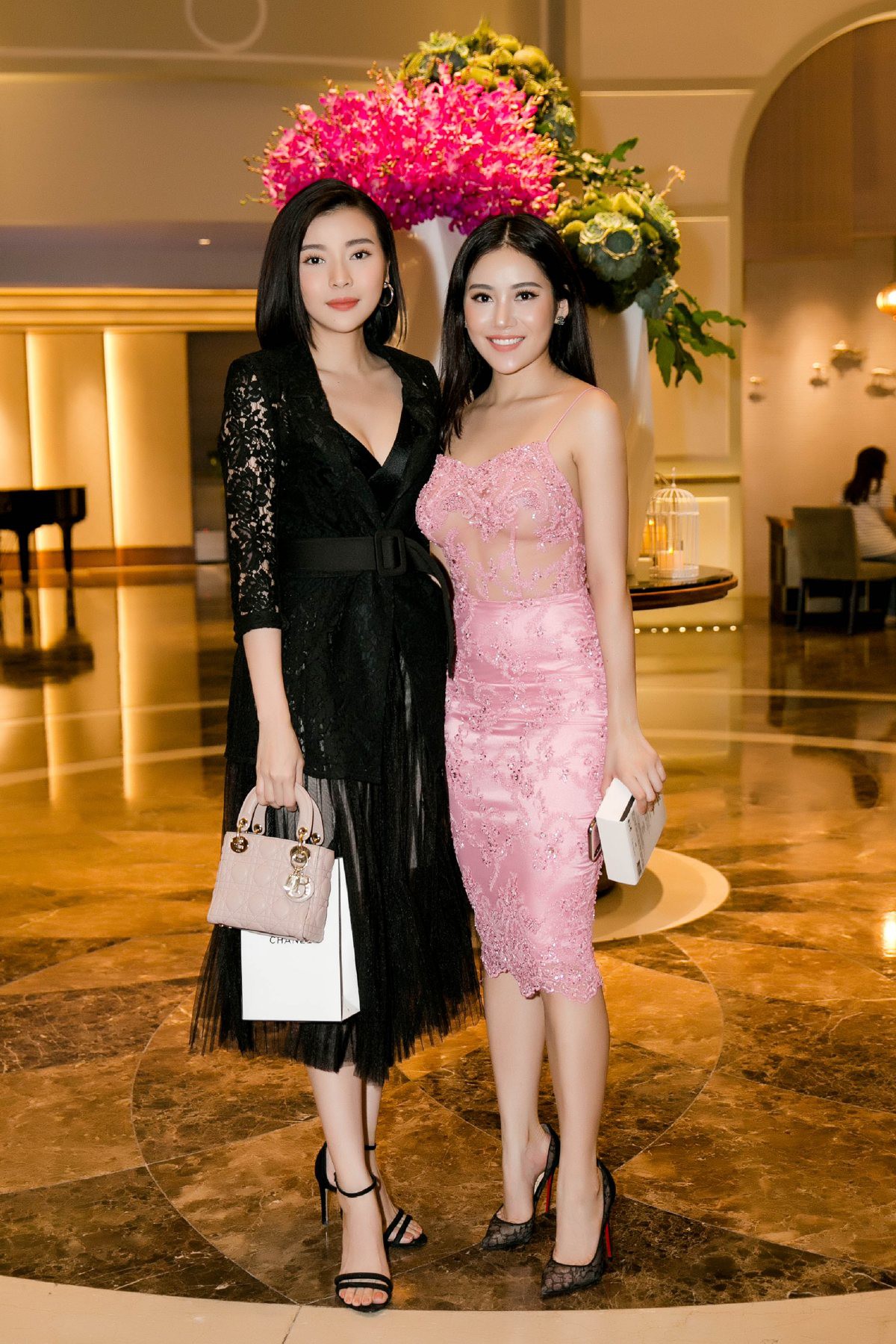 Nữ phụ Hậu duệ Mặt trời khoe ngực đầy nóng bỏng bên bạn thân Milan Phạm - Ảnh 2. Nữ phụ Hậu duệ Mặt trời khoe ngực đầy nóng bỏng bên bạn thân Milan Phạm - Ảnh 2.