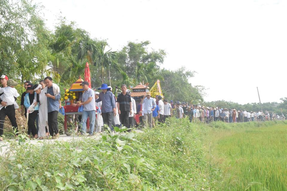 Vụ tai nạn ở Quảng Nam: Mẹ ôm cháu tật nguyền khóc nghẹn gọi con - Ảnh 1. Vụ tai nạn ở Quảng Nam: Mẹ ôm cháu tật nguyền khóc nghẹn gọi con - Ảnh 1.