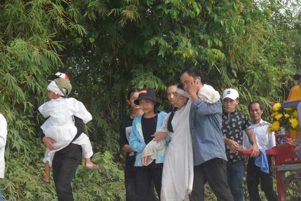 Vụ tai nạn ở Quảng Nam: Mẹ ôm cháu tật nguyền khóc nghẹn gọi con - Ảnh 4.