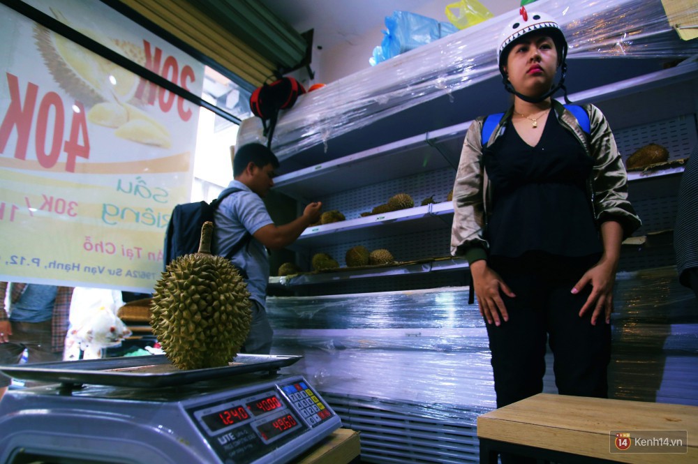 Chuyện lạ ở Sài Gòn: Đội nắng xếp hàng mua sầu riêng, ăn xong phải trả lại hạt để lấy tiền cọc - Ảnh 7.