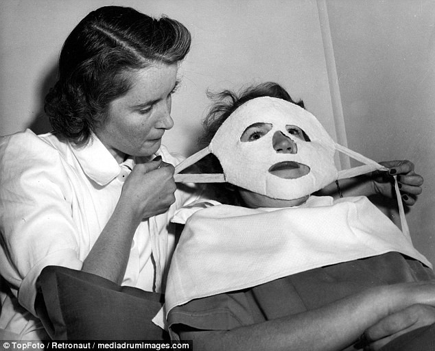 Từ thời chưa có botox, những năm 40-50 phái đẹp đã dày công làm đẹp với đủ mọi liệu trình chăm sóc da tại spa - Ảnh 1.