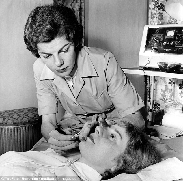 Từ thời chưa có botox, những năm 40-50 phái đẹp đã dày công làm đẹp với đủ mọi liệu trình chăm sóc da tại spa - Ảnh 11.