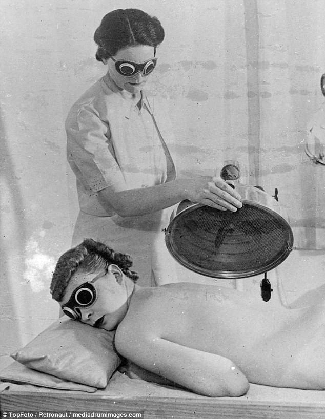 Từ thời chưa có botox, những năm 40-50 phái đẹp đã dày công làm đẹp với đủ mọi liệu trình chăm sóc da tại spa - Ảnh 14.