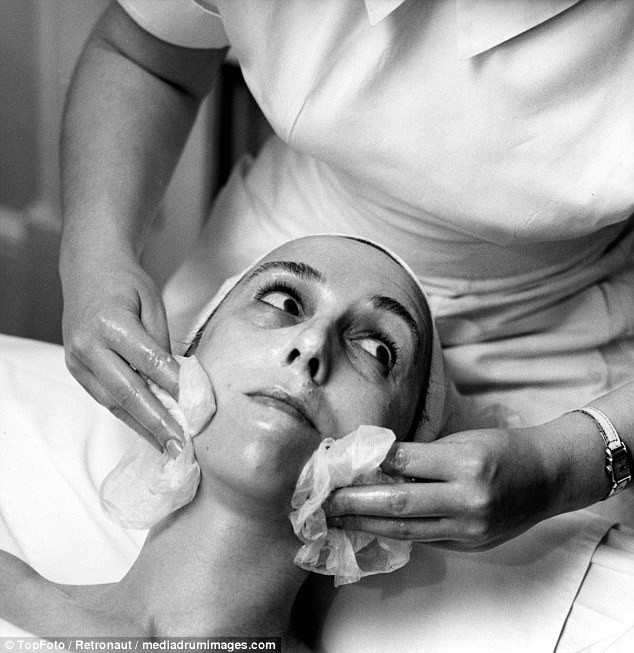 Từ thời chưa có botox, những năm 40-50 phái đẹp đã dày công làm đẹp với đủ mọi liệu trình chăm sóc da tại spa - Ảnh 19.