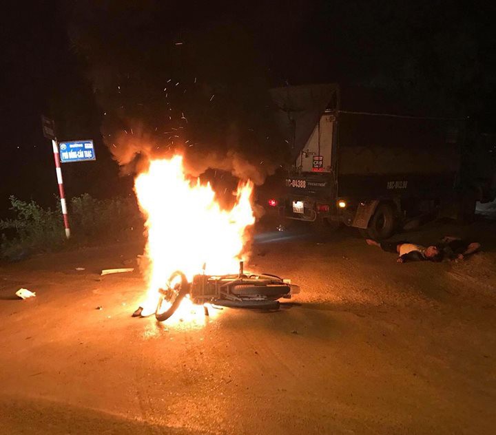 Hà Nội: Xe máy bốc cháy sau khi va chạm với xe tải, một trong hai anh em sinh đôi tử vong - Ảnh 2.