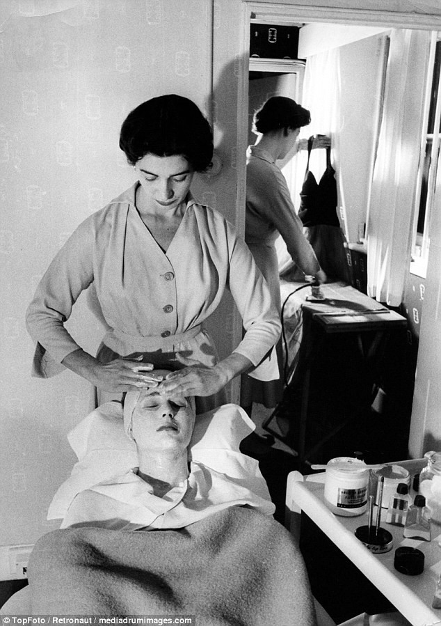Từ thời chưa có botox, những năm 40-50 phái đẹp đã dày công làm đẹp với đủ mọi liệu trình chăm sóc da tại spa - Ảnh 6.