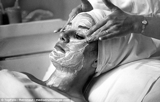 Từ thời chưa có botox, những năm 40-50 phái đẹp đã dày công làm đẹp với đủ mọi liệu trình chăm sóc da tại spa - Ảnh 7.