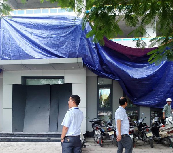 Đứt cáp, giàn giáo rơi xuống làm sập mái nhà điều hành chung cư tại Mễ Trì, Hà Nội - Ảnh 8.